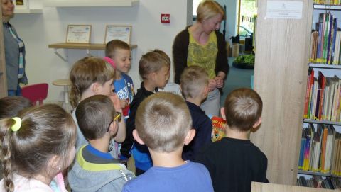 Pierwsza wizyta przedszkolaków w bibliotece miejskiej