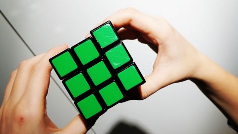 Klasa 6a ćwiczy logikę z kostką Rubika